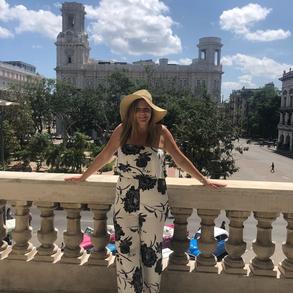 Meet your Posher, Maureen ☀️ - Picture 2 of 3